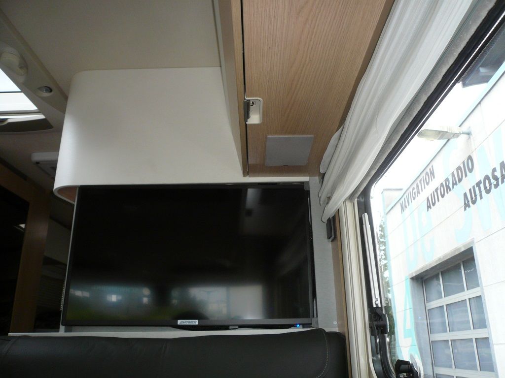 Jehnert 3-Wege Fahrerhaussystem, Wohnraumlautsprecher im Schrank eingelassen, 5 Kanal DSP Verstärker und Subwoofer im Mercedes Sprinter Wohnmobil mit MBUX nachgerüstet.