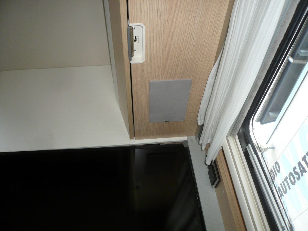 Jehnert 3-Wege Fahrerhaussystem, Wohnraumlautsprecher im Schrank eingelassen, 5 Kanal DSP Verstärker und Subwoofer im Mercedes Sprinter Wohnmobil mit MBUX nachgerüstet.