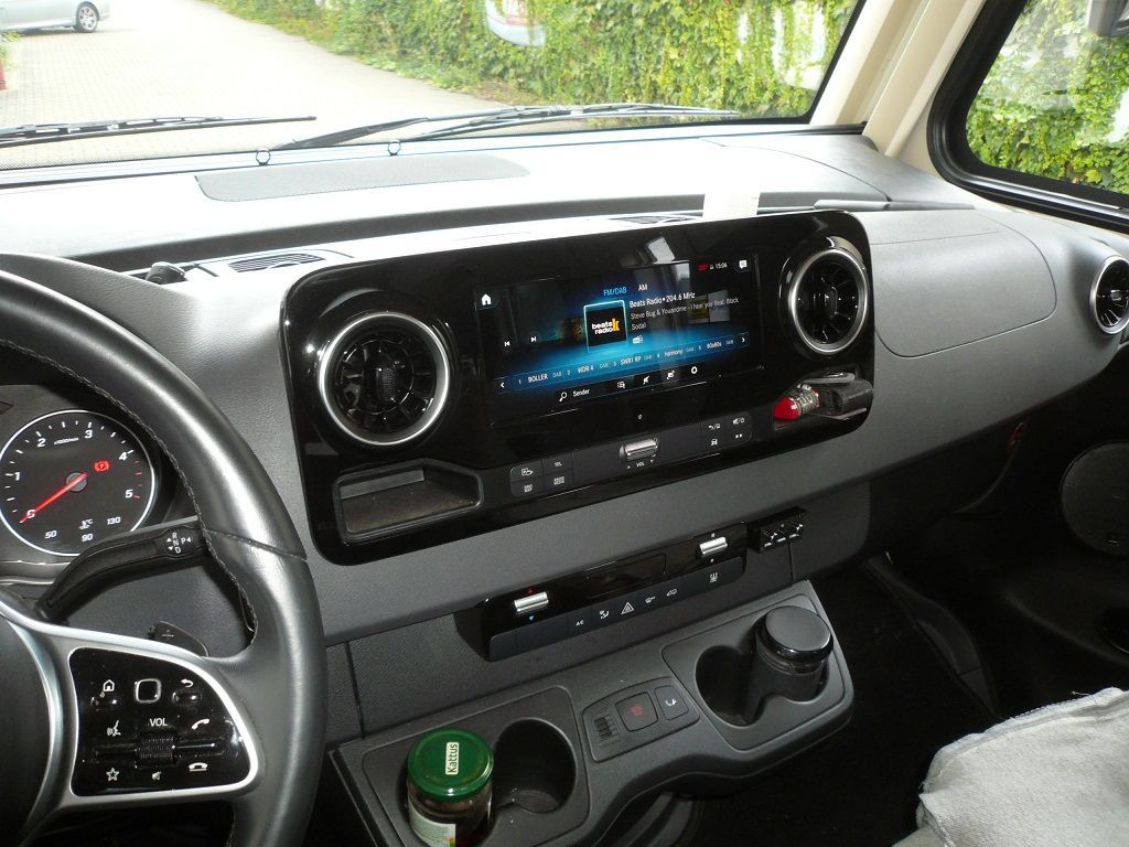 Jehnert 3-Wege Fahrerhaussystem, Wohnraumlautsprecher im Schrank eingelassen, 5 Kanal DSP Verstärker und Subwoofer im Mercedes Sprinter Wohnmobil mit MBUX nachgerüstet.