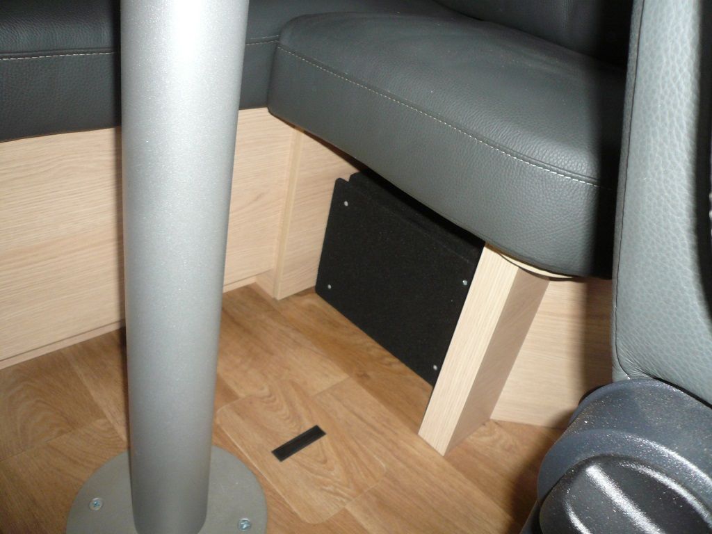 Jehnert 3-Wege Fahrerhaussystem, Wohnraumlautsprecher im Schrank eingelassen, 5 Kanal DSP Verstärker und Subwoofer im Mercedes Sprinter Wohnmobil mit MBUX nachgerüstet.
