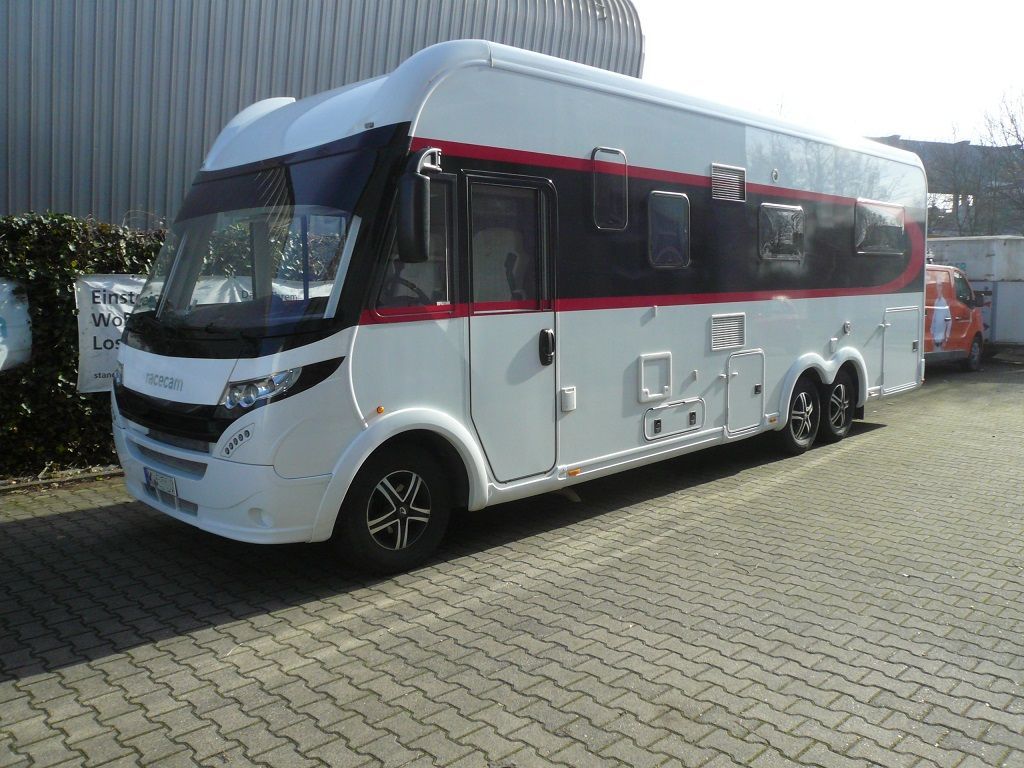 Wir montieren Alarmanlagen, SAT-TV, Multimedia- & Musikanlagen, Navigationen, Rückfahr- & Frontkameras in Ihr Wohnmobil ein.
Bei uns ist Ihr Wohnmobil in den besten Händen.
Wir bieten auf drei Einbauplätzen höchsten Montagekomfort für Ihr Wohnmobil.