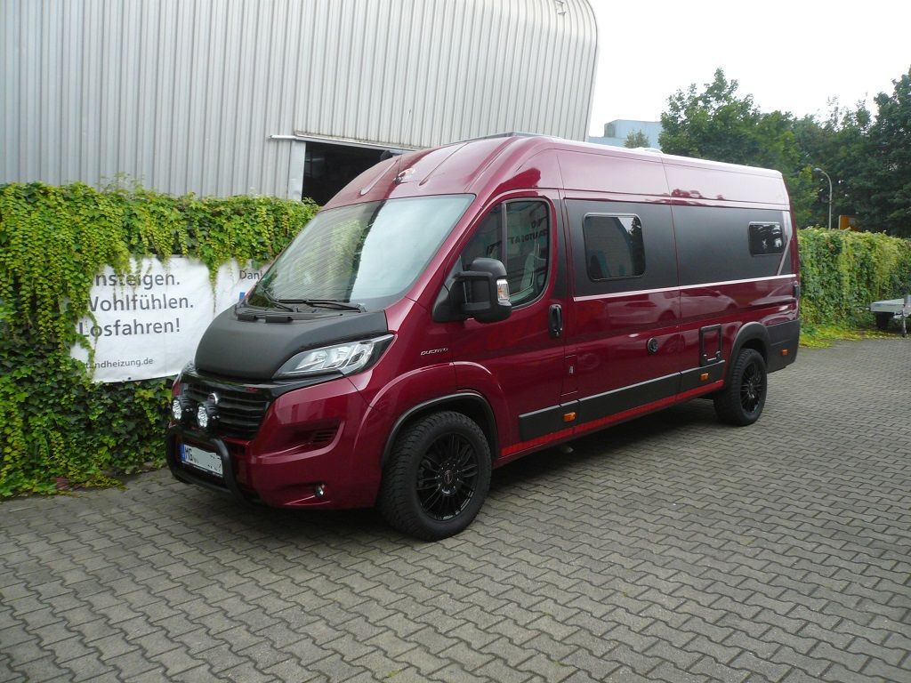 Wir montieren Alarmanlagen, SAT-TV, Multimedia- & Musikanlagen, Navigationen, Rückfahr- & Frontkameras in Ihr Wohnmobil ein.
Bei uns ist Ihr Wohnmobil in den besten Händen.
Wir bieten auf drei Einbauplätzen höchsten Montagekomfort für Ihr Wohnmobil.