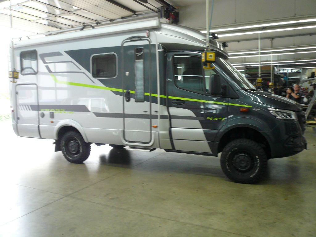 Wir montieren Alarmanlagen, SAT-TV, Multimedia- & Musikanlagen, Navigationen, Rückfahr- & Frontkameras in Ihr Wohnmobil ein.
Bei uns ist Ihr Wohnmobil in den besten Händen.
Wir bieten auf drei Einbauplätzen höchsten Montagekomfort für Ihr Wohnmobil.