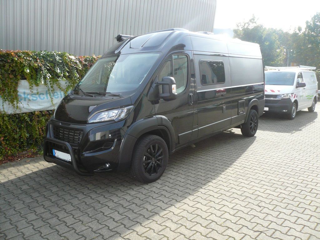 Wir montieren Alarmanlagen, SAT-TV, Multimedia- & Musikanlagen, Navigationen, Rückfahr- & Frontkameras in Ihr Wohnmobil ein.
Bei uns ist Ihr Wohnmobil in den besten Händen.
Wir bieten auf drei Einbauplätzen höchsten Montagekomfort für Ihr Wohnmobil.