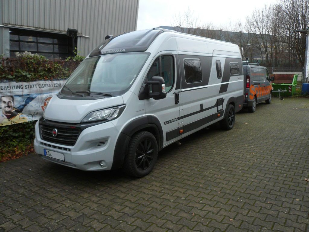 Wir montieren Alarmanlagen, SAT-TV, Multimedia- & Musikanlagen, Navigationen, Rückfahr- & Frontkameras in Ihr Wohnmobil ein.
Bei uns ist Ihr Wohnmobil in den besten Händen.
Wir bieten auf drei Einbauplätzen höchsten Montagekomfort für Ihr Wohnmobil.