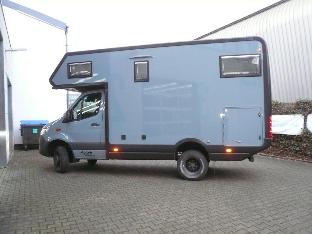 Wir montieren Alarmanlagen, SAT-TV, Multimedia- & Musikanlagen, Navigationen, Rückfahr- & Frontkameras in Ihr Wohnmobil ein.
Bei uns ist Ihr Wohnmobil in den besten Händen.
Wir bieten auf drei Einbauplätzen höchsten Montagekomfort für Ihr Wohnmobil.