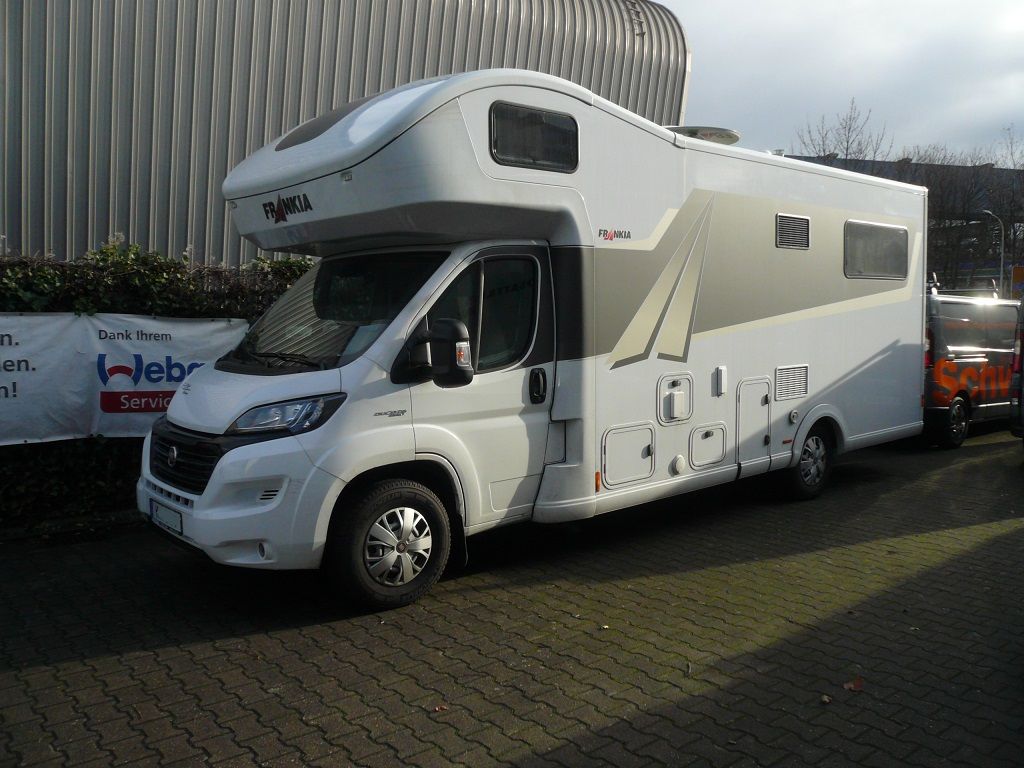 Wir montieren Alarmanlagen, SAT-TV, Multimedia- & Musikanlagen, Navigationen, Rückfahr- & Frontkameras in Ihr Wohnmobil ein.
Bei uns ist Ihr Wohnmobil in den besten Händen.
Wir bieten auf drei Einbauplätzen höchsten Montagekomfort für Ihr Wohnmobil.