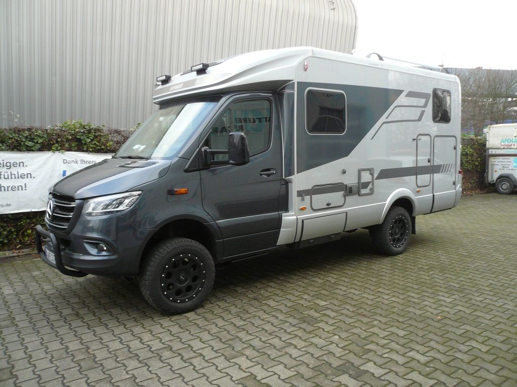 Wir montieren Alarmanlagen, SAT-TV, Multimedia- & Musikanlagen, Navigationen, Rückfahr- & Frontkameras in Ihr Wohnmobil ein.
Bei uns ist Ihr Wohnmobil in den besten Händen.
Wir bieten auf drei Einbauplätzen höchsten Montagekomfort für Ihr Wohnmobil.