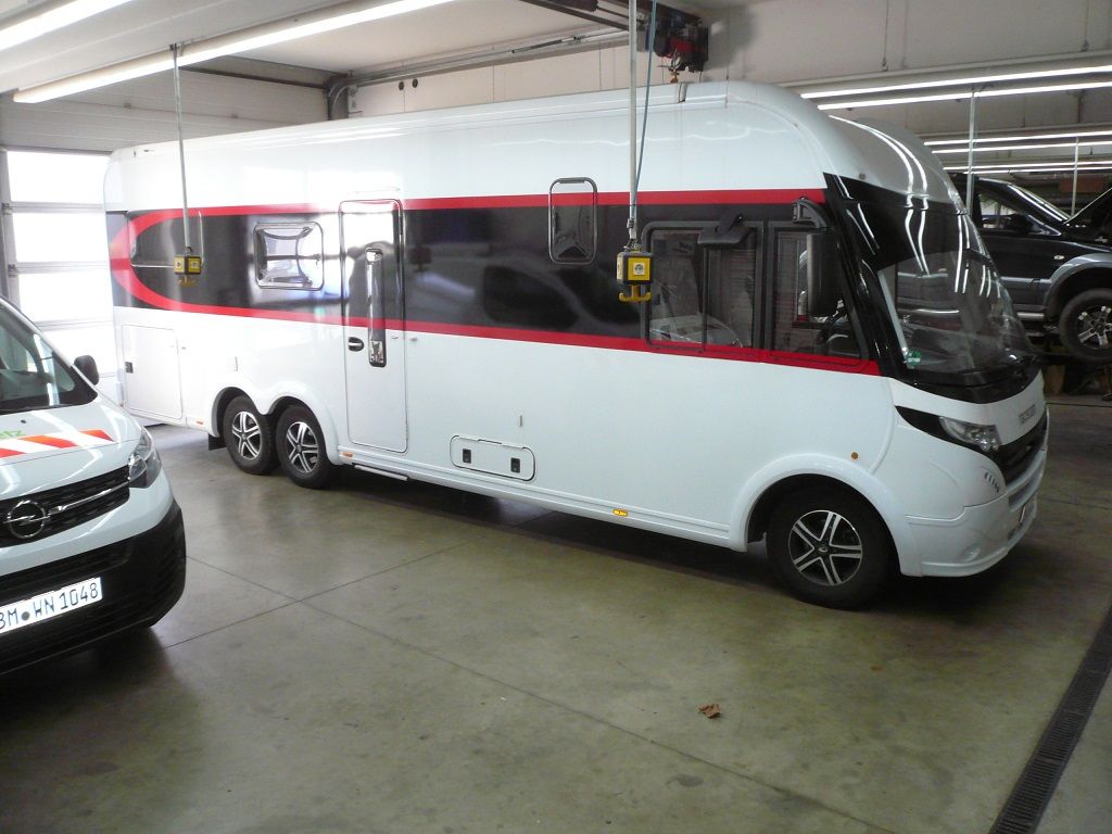 Wir montieren Alarmanlagen, SAT-TV, Multimedia- & Musikanlagen, Navigationen, Rückfahr- & Frontkameras in Ihr Wohnmobil ein.
Bei uns ist Ihr Wohnmobil in den besten Händen.
Wir bieten auf drei Einbauplätzen höchsten Montagekomfort für Ihr Wohnmobil.
