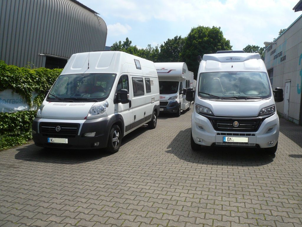 Wir montieren Alarmanlagen, SAT-TV, Multimedia- & Musikanlagen, Navigationen, Rückfahr- & Frontkameras in Ihr Wohnmobil ein.
Bei uns ist Ihr Wohnmobil in den besten Händen.
Wir bieten auf drei Einbauplätzen höchsten Montagekomfort für Ihr Wohnmobil.