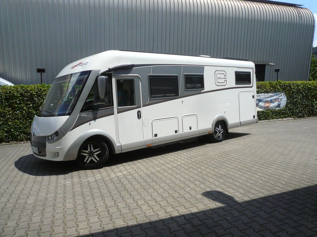 Wir montieren Alarmanlagen, SAT-TV, Multimedia- & Musikanlagen, Navigationen, Rückfahr- & Frontkameras in Ihr Wohnmobil ein.
Bei uns ist Ihr Wohnmobil in den besten Händen.
Wir bieten auf drei Einbauplätzen höchsten Montagekomfort für Ihr Wohnmobil.