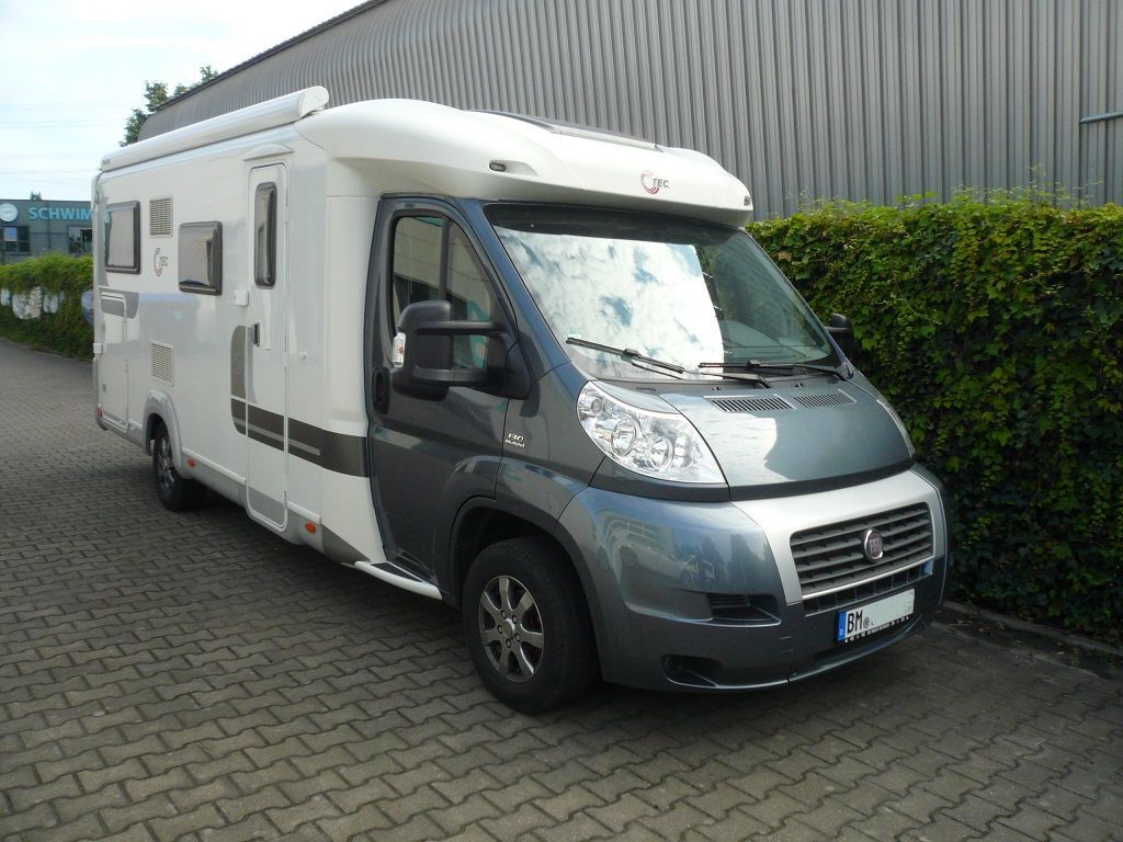 Wir montieren Alarmanlagen, SAT-TV, Multimedia- & Musikanlagen, Navigationen, Rückfahr- & Frontkameras in Ihr Wohnmobil ein.
Bei uns ist Ihr Wohnmobil in den besten Händen.
Wir bieten auf drei Einbauplätzen höchsten Montagekomfort für Ihr Wohnmobil.