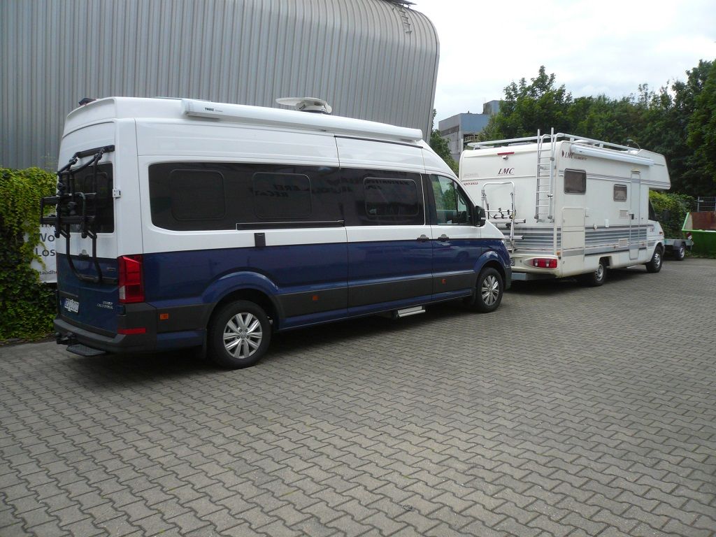 Wir montieren Alarmanlagen, SAT-TV, Multimedia- & Musikanlagen, Navigationen, Rückfahr- & Frontkameras in Ihr Wohnmobil ein.
Bei uns ist Ihr Wohnmobil in den besten Händen.
Wir bieten auf drei Einbauplätzen höchsten Montagekomfort für Ihr Wohnmobil.