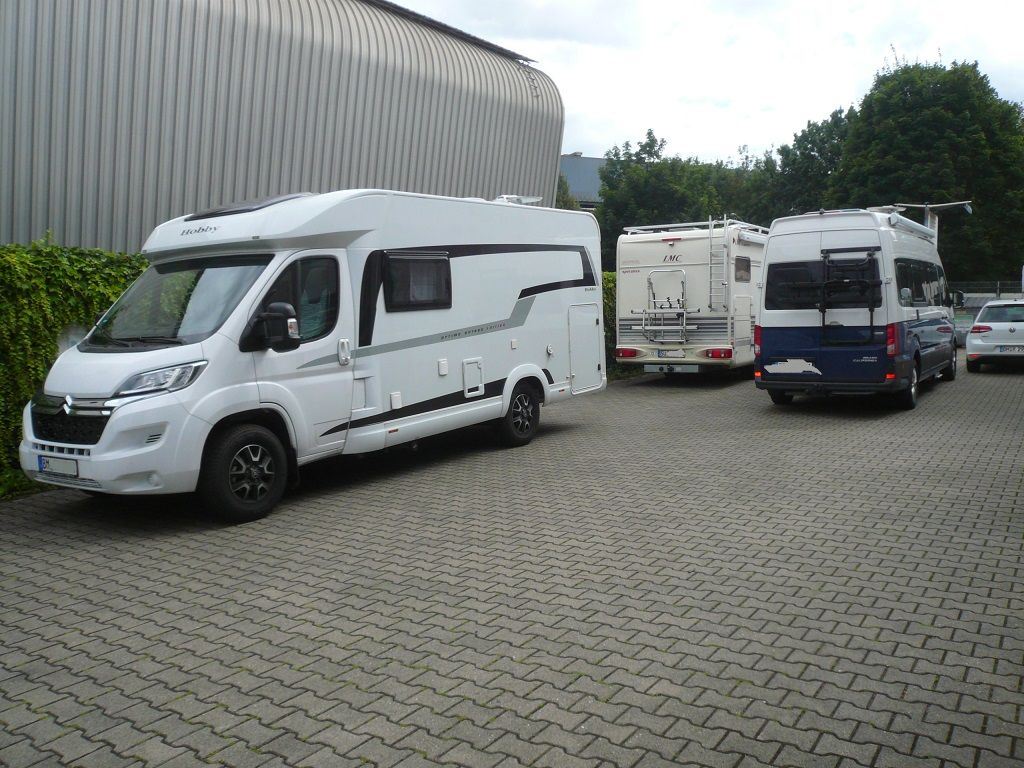 Wir montieren Alarmanlagen, SAT-TV, Multimedia- & Musikanlagen, Navigationen, Rückfahr- & Frontkameras in Ihr Wohnmobil ein.
Bei uns ist Ihr Wohnmobil in den besten Händen.
Wir bieten auf drei Einbauplätzen höchsten Montagekomfort für Ihr Wohnmobil.