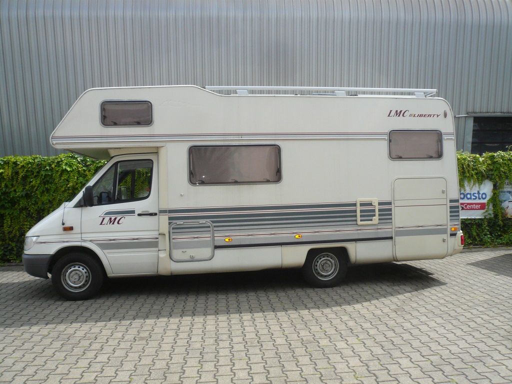 Wir montieren Alarmanlagen, SAT-TV, Multimedia- & Musikanlagen, Navigationen, Rückfahr- & Frontkameras in Ihr Wohnmobil ein.
Bei uns ist Ihr Wohnmobil in den besten Händen.
Wir bieten auf drei Einbauplätzen höchsten Montagekomfort für Ihr Wohnmobil.