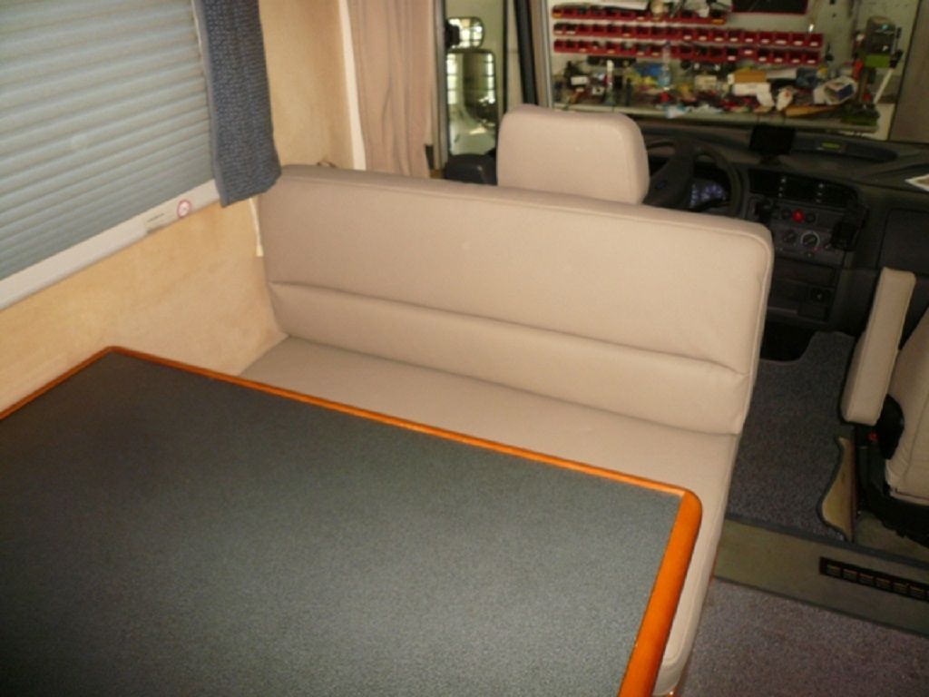 Eine Couch und ein Tisch in einem Wohnmobil