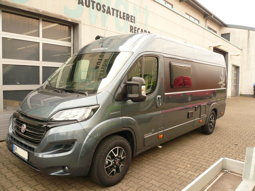 Wir montieren Alarmanlagen, SAT-TV, Multimedia- & Musikanlagen, Navigationen, Rückfahr- & Frontkameras in Ihr Wohnmobil ein.
Bei uns ist Ihr Wohnmobil in den besten Händen.
Wir bieten auf drei Einbauplätzen höchsten Montagekomfort für Ihr Wohnmobil.