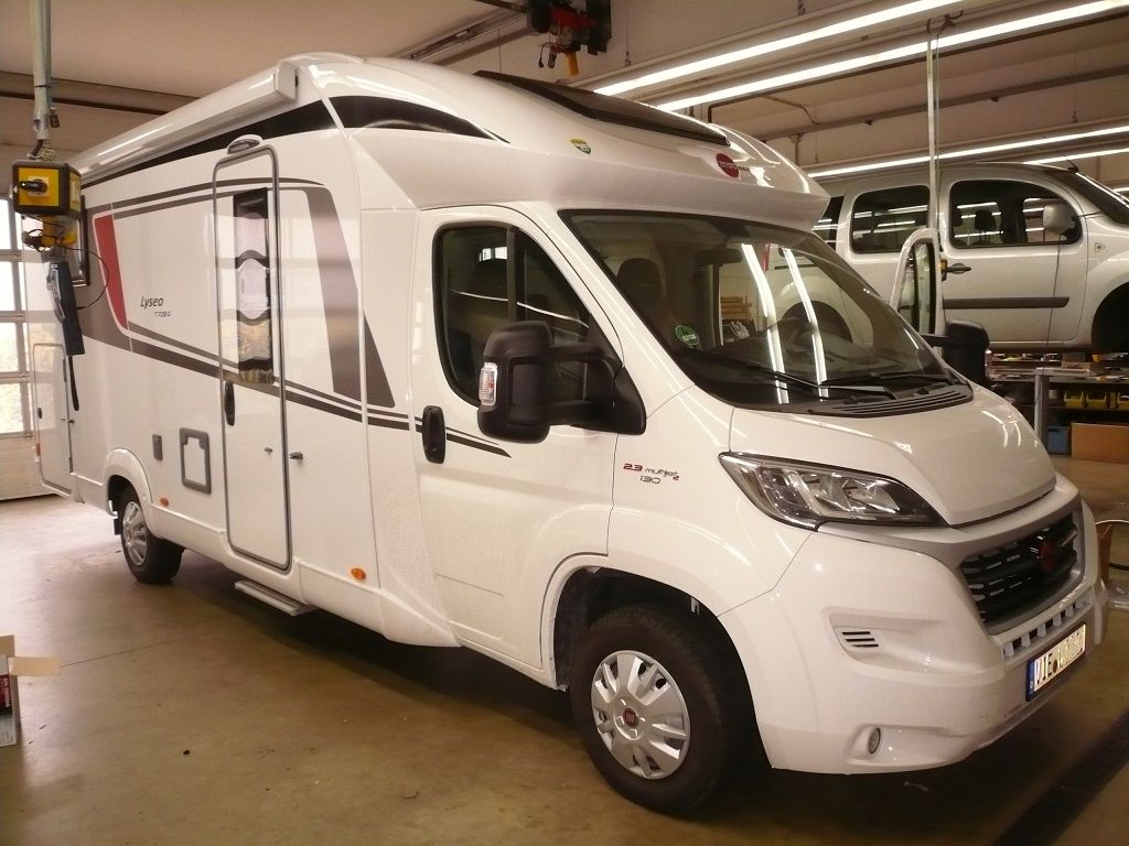 Wir montieren Alarmanlagen, SAT-TV, Multimedia- & Musikanlagen, Navigationen, Rückfahr- & Frontkameras in Ihr Wohnmobil ein.
Bei uns ist Ihr Wohnmobil in den besten Händen.
Wir bieten auf drei Einbauplätzen höchsten Montagekomfort für Ihr Wohnmobil.