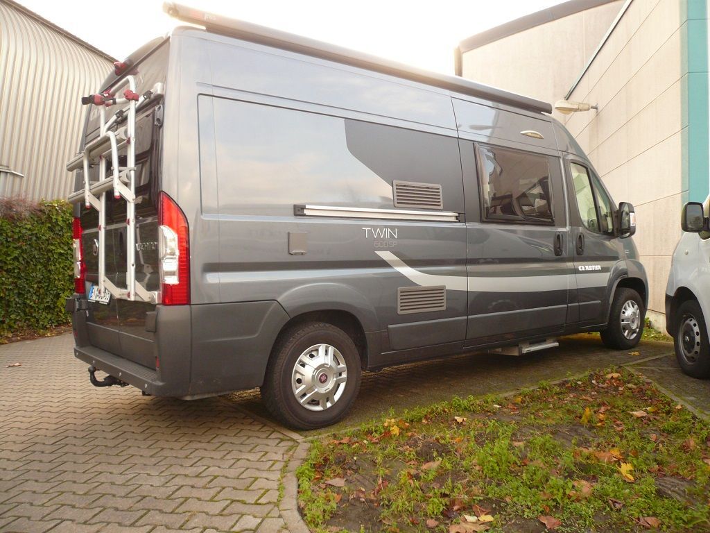 Wir montieren Alarmanlagen, SAT-TV, Multimedia- & Musikanlagen, Navigationen, Rückfahr- & Frontkameras in Ihr Wohnmobil ein.
Bei uns ist Ihr Wohnmobil in den besten Händen.
Wir bieten auf drei Einbauplätzen höchsten Montagekomfort für Ihr Wohnmobil.