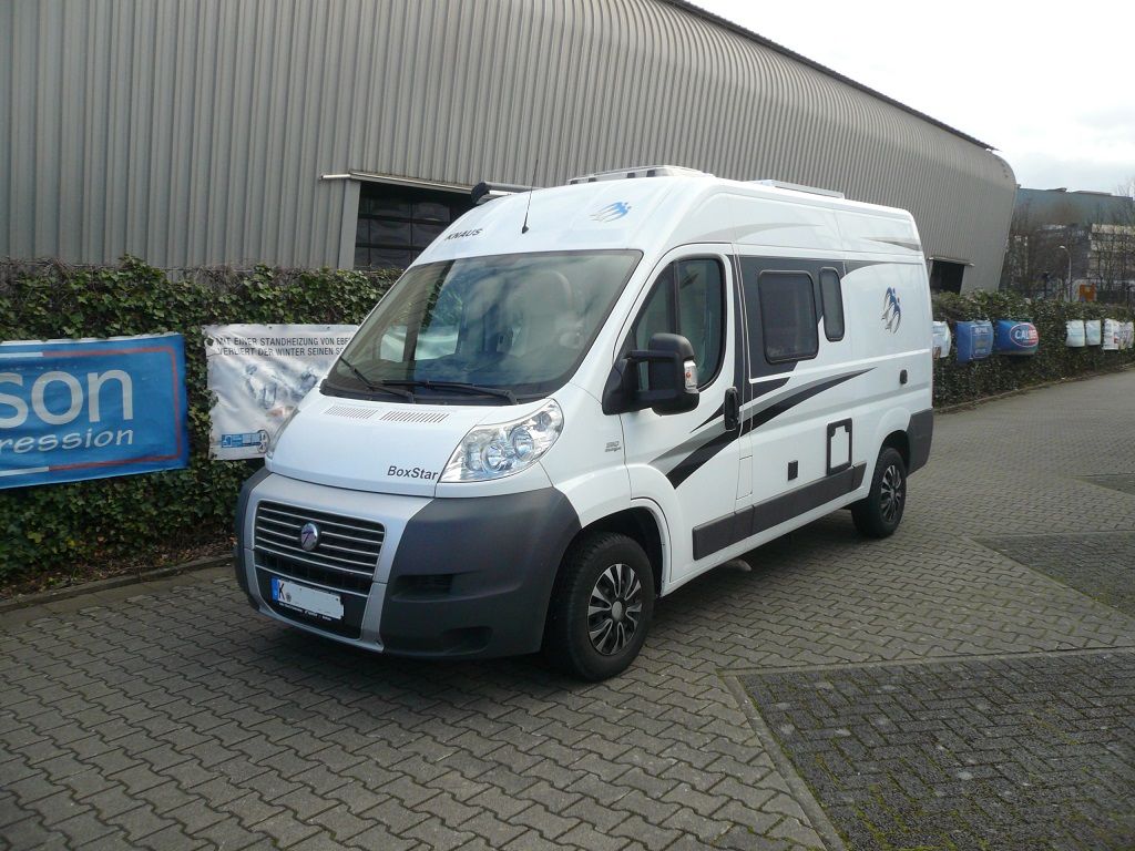 Wir montieren Alarmanlagen, SAT-TV, Multimedia- & Musikanlagen, Navigationen, Rückfahr- & Frontkameras in Ihr Wohnmobil ein.
Bei uns ist Ihr Wohnmobil in den besten Händen.
Wir bieten auf drei Einbauplätzen höchsten Montagekomfort für Ihr Wohnmobil.