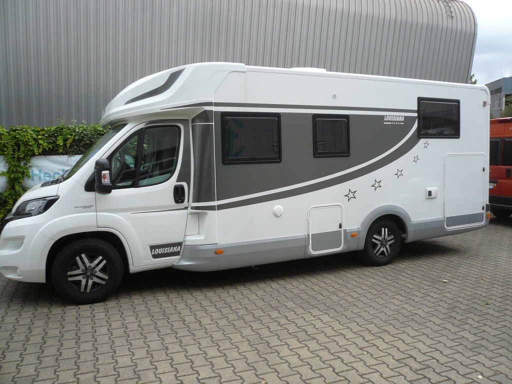 Wir montieren Alarmanlagen, SAT-TV, Multimedia- & Musikanlagen, Navigationen, Rückfahr- & Frontkameras in Ihr Wohnmobil ein.
Bei uns ist Ihr Wohnmobil in den besten Händen.
Wir bieten auf drei Einbauplätzen höchsten Montagekomfort für Ihr Wohnmobil.