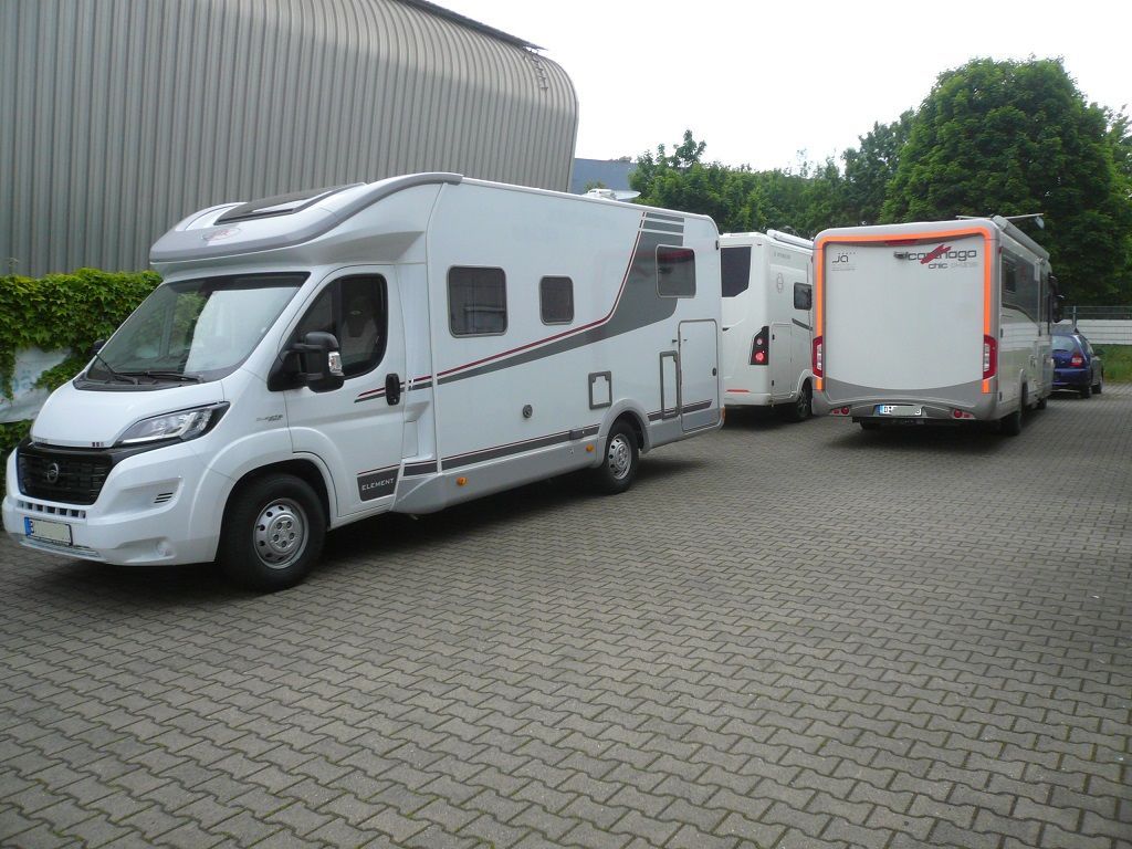 Wir montieren Alarmanlagen, SAT-TV, Multimedia- & Musikanlagen, Navigationen, Rückfahr- & Frontkameras in Ihr Wohnmobil ein.
Bei uns ist Ihr Wohnmobil in den besten Händen.
Wir bieten auf drei Einbauplätzen höchsten Montagekomfort für Ihr Wohnmobil.