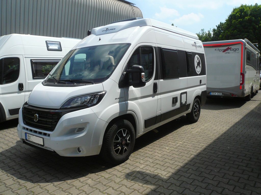 Wir montieren Alarmanlagen, SAT-TV, Multimedia- & Musikanlagen, Navigationen, Rückfahr- & Frontkameras in Ihr Wohnmobil ein.
Bei uns ist Ihr Wohnmobil in den besten Händen.
Wir bieten auf drei Einbauplätzen höchsten Montagekomfort für Ihr Wohnmobil.