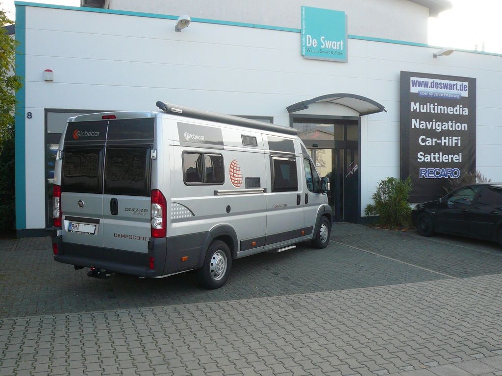 Wir montieren Alarmanlagen, SAT-TV, Multimedia- & Musikanlagen, Navigationen, Rückfahr- & Frontkameras in Ihr Wohnmobil ein.
Bei uns ist Ihr Wohnmobil in den besten Händen.
Wir bieten auf drei Einbauplätzen höchsten Montagekomfort für Ihr Wohnmobil.