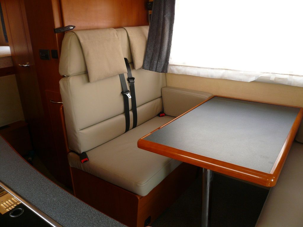 Eine Couch und ein Tisch in einem Raum mit Fenster