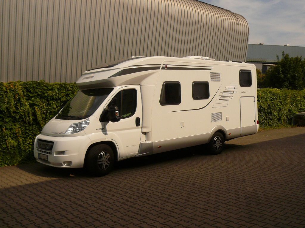 Wir montieren Alarmanlagen, SAT-TV, Multimedia- & Musikanlagen, Navigationen, Rückfahr- & Frontkameras in Ihr Wohnmobil ein.
Bei uns ist Ihr Wohnmobil in den besten Händen.
Wir bieten auf drei Einbauplätzen höchsten Montagekomfort für Ihr Wohnmobil.