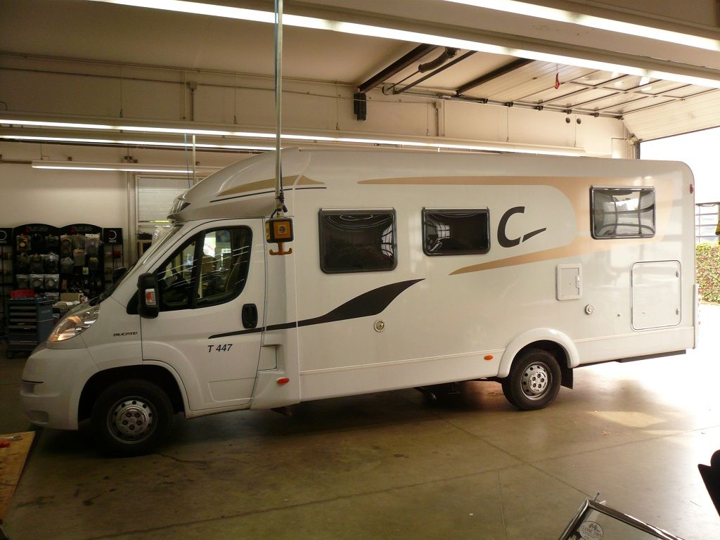 Wir montieren Alarmanlagen, SAT-TV, Multimedia- & Musikanlagen, Navigationen, Rückfahr- & Frontkameras in Ihr Wohnmobil ein.
Bei uns ist Ihr Wohnmobil in den besten Händen.
Wir bieten auf drei Einbauplätzen höchsten Montagekomfort für Ihr Wohnmobil.