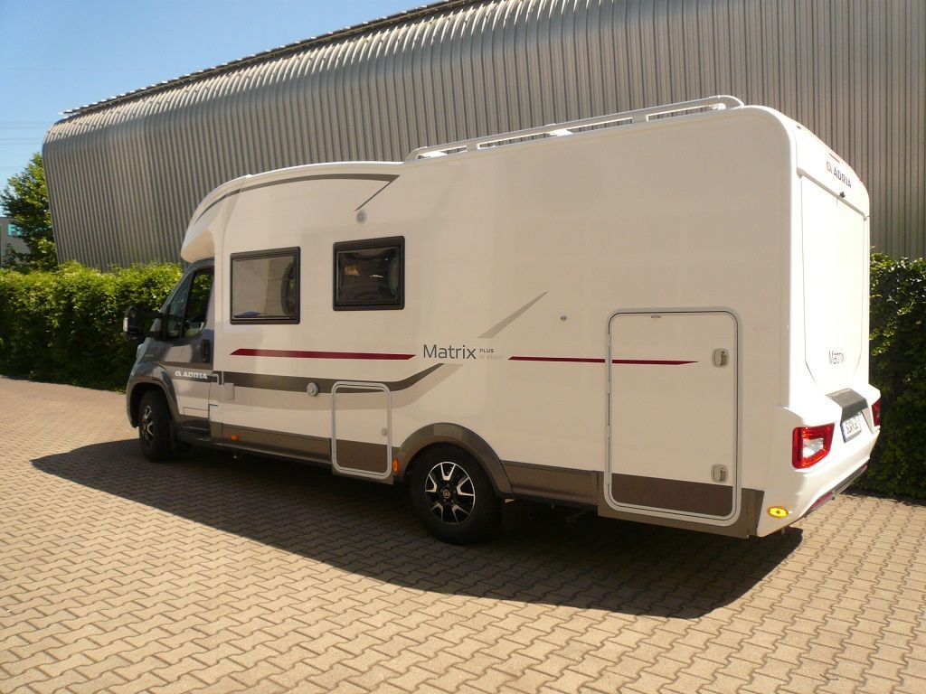 Wir montieren Alarmanlagen, SAT-TV, Multimedia- & Musikanlagen, Navigationen, Rückfahr- & Frontkameras in Ihr Wohnmobil ein.
Bei uns ist Ihr Wohnmobil in den besten Händen.
Wir bieten auf drei Einbauplätzen höchsten Montagekomfort für Ihr Wohnmobil.