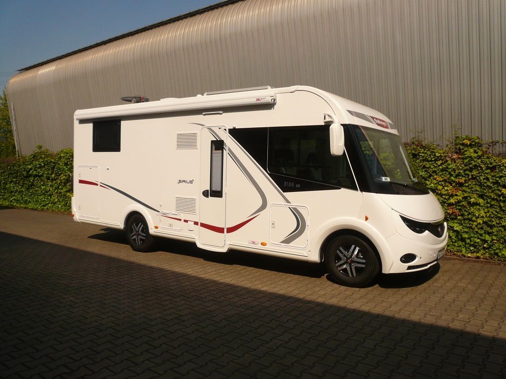 Wir montieren Alarmanlagen, SAT-TV, Multimedia- & Musikanlagen, Navigationen, Rückfahr- & Frontkameras in Ihr Wohnmobil ein.
Bei uns ist Ihr Wohnmobil in den besten Händen.
Wir bieten auf drei Einbauplätzen höchsten Montagekomfort für Ihr Wohnmobil.