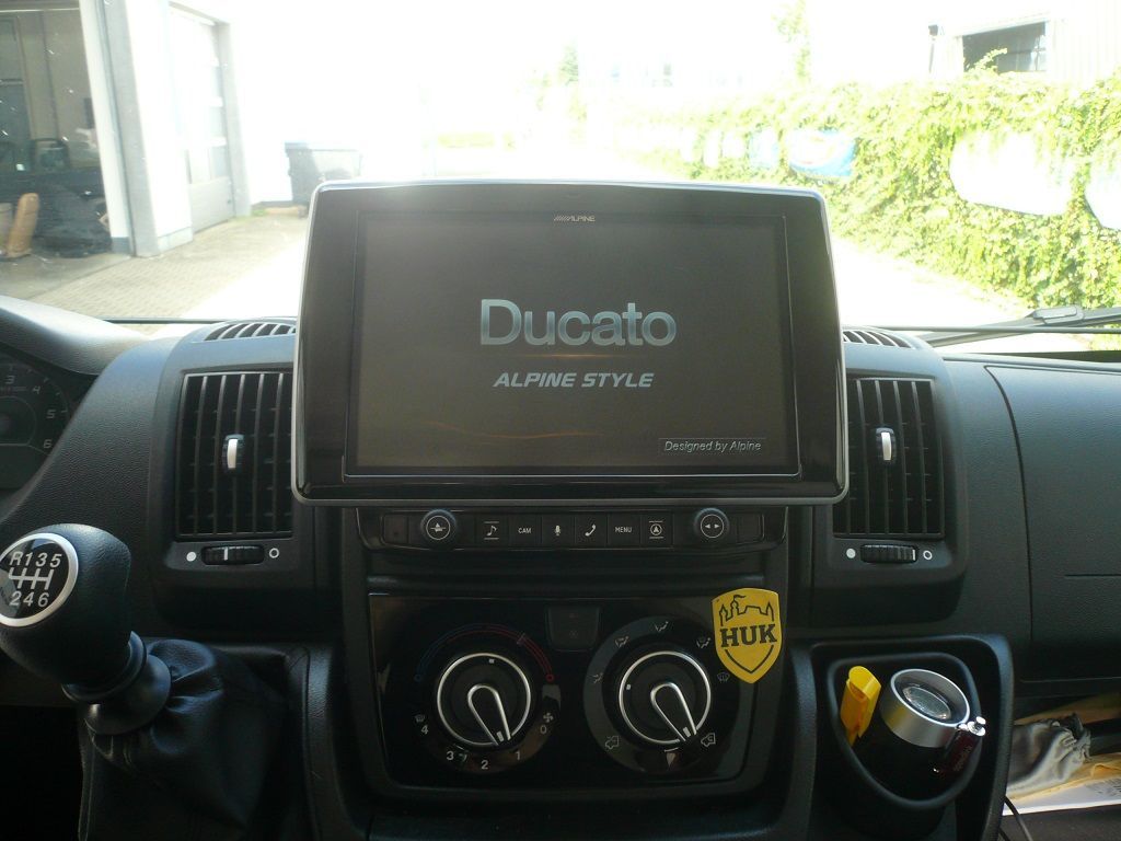 Das Armaturenbrett eines Ducato mit einem Bildschirm mit der Aufschrift Ducato