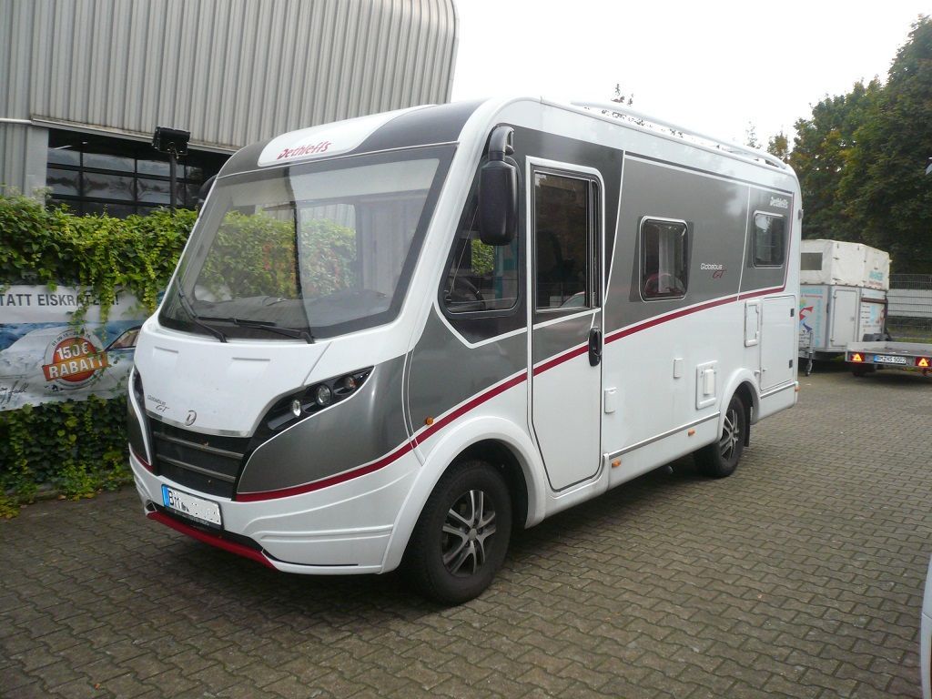 Wir montieren Alarmanlagen, SAT-TV, Multimedia- & Musikanlagen, Navigationen, Rückfahr- & Frontkameras in Ihr Wohnmobil ein.
Bei uns ist Ihr Wohnmobil in den besten Händen.
Wir bieten auf drei Einbauplätzen höchsten Montagekomfort für Ihr Wohnmobil.