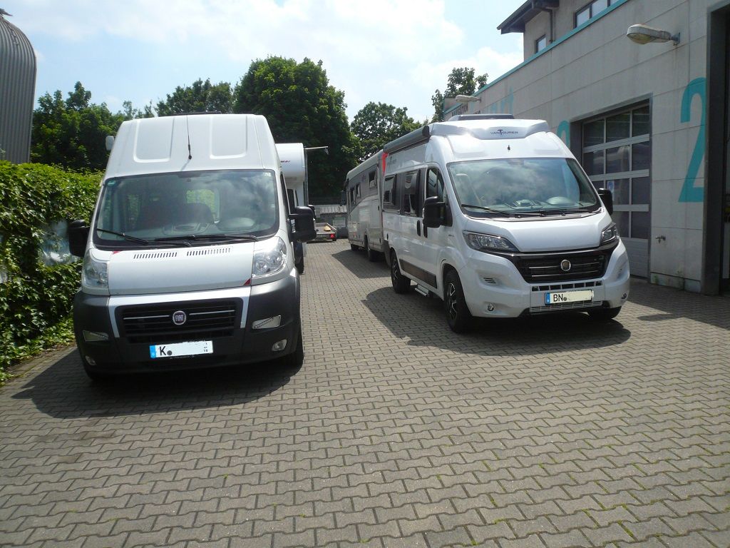 Wir montieren Alarmanlagen, SAT-TV, Multimedia- & Musikanlagen, Navigationen, Rückfahr- & Frontkameras in Ihr Wohnmobil ein.
Bei uns ist Ihr Wohnmobil in den besten Händen.
Wir bieten auf drei Einbauplätzen höchsten Montagekomfort für Ihr Wohnmobil.