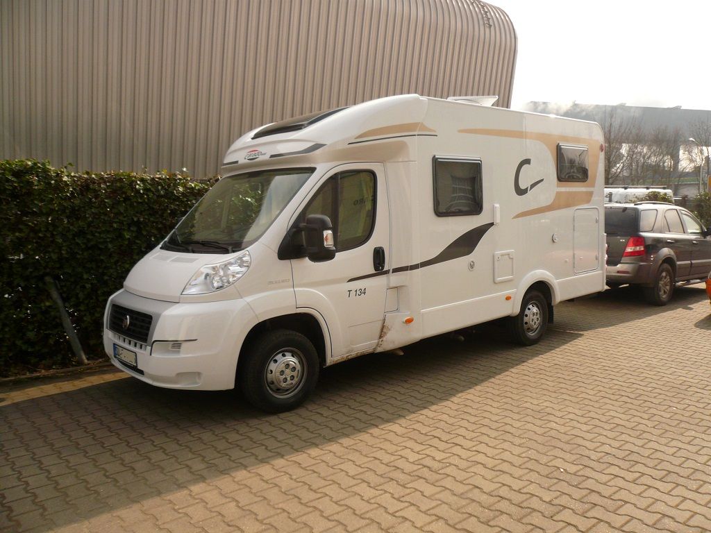 Wir montieren Alarmanlagen, SAT-TV, Multimedia- & Musikanlagen, Navigationen, Rückfahr- & Frontkameras in Ihr Wohnmobil ein.
Bei uns ist Ihr Wohnmobil in den besten Händen.
Wir bieten auf drei Einbauplätzen höchsten Montagekomfort für Ihr Wohnmobil.