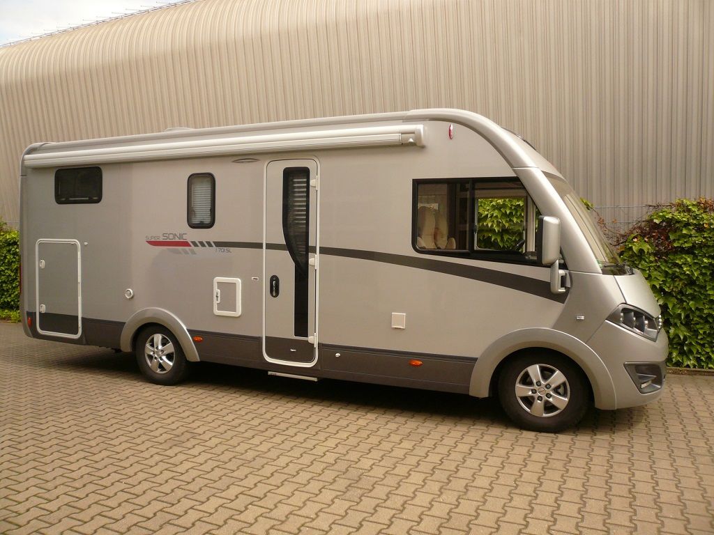 Wir montieren Alarmanlagen, SAT-TV, Multimedia- & Musikanlagen, Navigationen, Rückfahr- & Frontkameras in Ihr Wohnmobil ein.
Bei uns ist Ihr Wohnmobil in den besten Händen.
Wir bieten auf drei Einbauplätzen höchsten Montagekomfort für Ihr Wohnmobil.