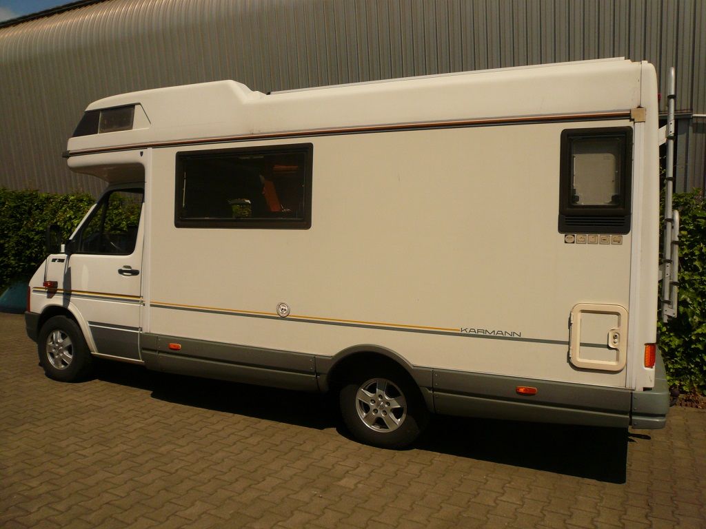 Wir montieren Alarmanlagen, SAT-TV, Multimedia- & Musikanlagen, Navigationen, Rückfahr- & Frontkameras in Ihr Wohnmobil ein.
Bei uns ist Ihr Wohnmobil in den besten Händen.
Wir bieten auf drei Einbauplätzen höchsten Montagekomfort für Ihr Wohnmobil.