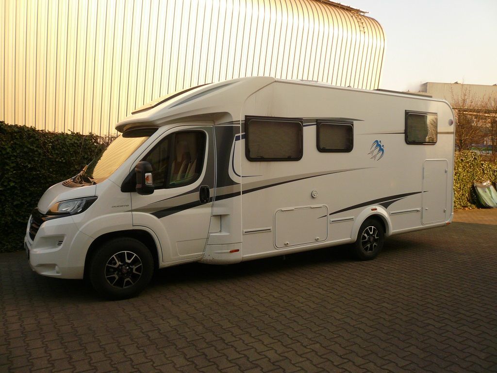 Wir montieren Alarmanlagen, SAT-TV, Multimedia- & Musikanlagen, Navigationen, Rückfahr- & Frontkameras in Ihr Wohnmobil ein.
Bei uns ist Ihr Wohnmobil in den besten Händen.
Wir bieten auf drei Einbauplätzen höchsten Montagekomfort für Ihr Wohnmobil.