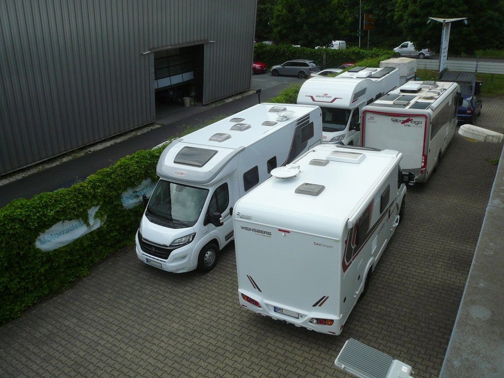Wir montieren Alarmanlagen, SAT-TV, Multimedia- & Musikanlagen, Navigationen, Rückfahr- & Frontkameras in Ihr Wohnmobil ein.
Bei uns ist Ihr Wohnmobil in den besten Händen.
Wir bieten auf drei Einbauplätzen höchsten Montagekomfort für Ihr Wohnmobil.