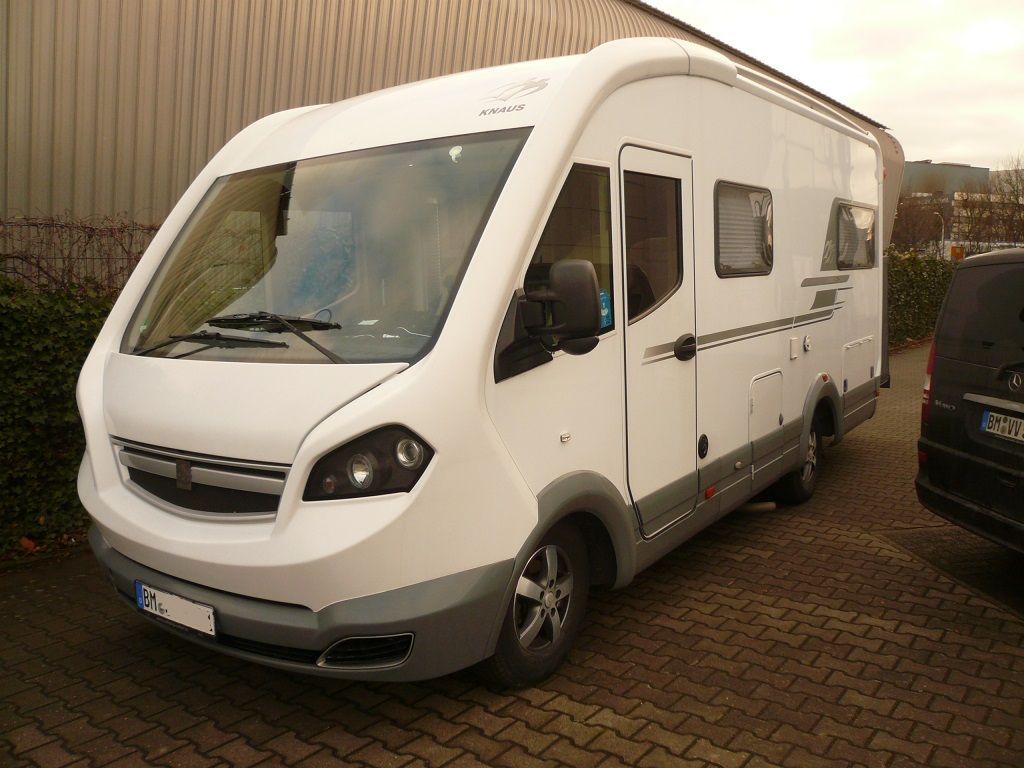 Wir montieren Alarmanlagen, SAT-TV, Multimedia- & Musikanlagen, Navigationen, Rückfahr- & Frontkameras in Ihr Wohnmobil ein.
Bei uns ist Ihr Wohnmobil in den besten Händen.
Wir bieten auf drei Einbauplätzen höchsten Montagekomfort für Ihr Wohnmobil.