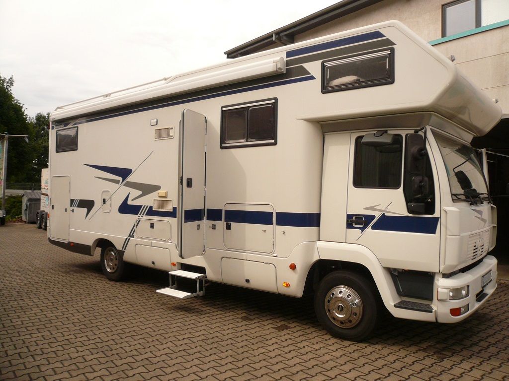 Wir montieren Alarmanlagen, SAT-TV, Multimedia- & Musikanlagen, Navigationen, Rückfahr- & Frontkameras in Ihr Wohnmobil ein.
Bei uns ist Ihr Wohnmobil in den besten Händen.
Wir bieten auf drei Einbauplätzen höchsten Montagekomfort für Ihr Wohnmobil.