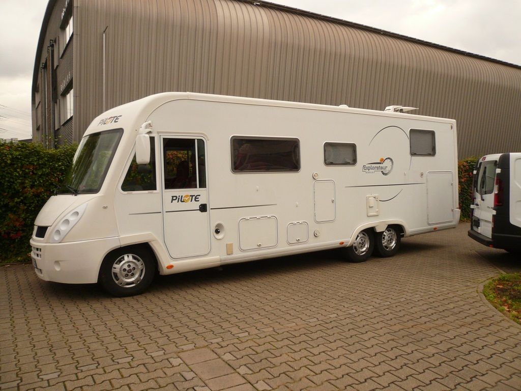 Wir montieren Alarmanlagen, SAT-TV, Multimedia- & Musikanlagen, Navigationen, Rückfahr- & Frontkameras in Ihr Wohnmobil ein.
Bei uns ist Ihr Wohnmobil in den besten Händen.
Wir bieten auf drei Einbauplätzen höchsten Montagekomfort für Ihr Wohnmobil.