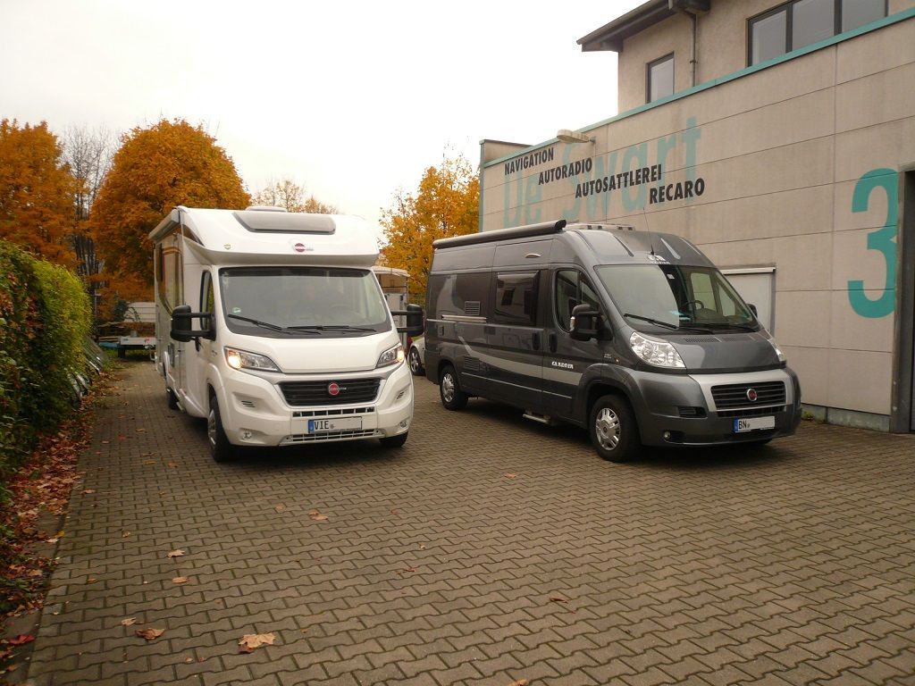 Wir montieren Alarmanlagen, SAT-TV, Multimedia- & Musikanlagen, Navigationen, Rückfahr- & Frontkameras in Ihr Wohnmobil ein.
Bei uns ist Ihr Wohnmobil in den besten Händen.
Wir bieten auf drei Einbauplätzen höchsten Montagekomfort für Ihr Wohnmobil.