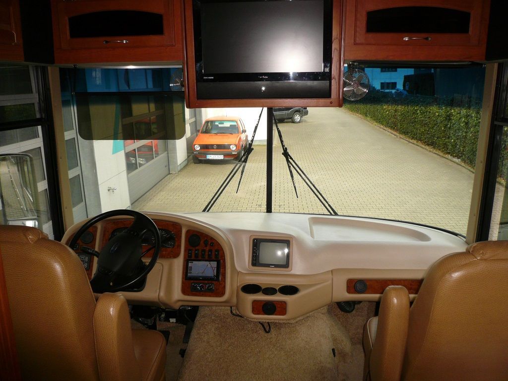 Das Innere eines Wohnmobils mit einem über dem Lenkrad montierten Fernseher