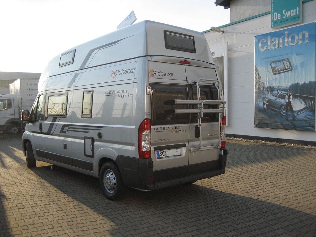 Wir montieren Alarmanlagen, SAT-TV, Multimedia- & Musikanlagen, Navigationen, Rückfahr- & Frontkameras in Ihr Wohnmobil ein.
Bei uns ist Ihr Wohnmobil in den besten Händen.
Wir bieten auf drei Einbauplätzen höchsten Montagekomfort für Ihr Wohnmobil.