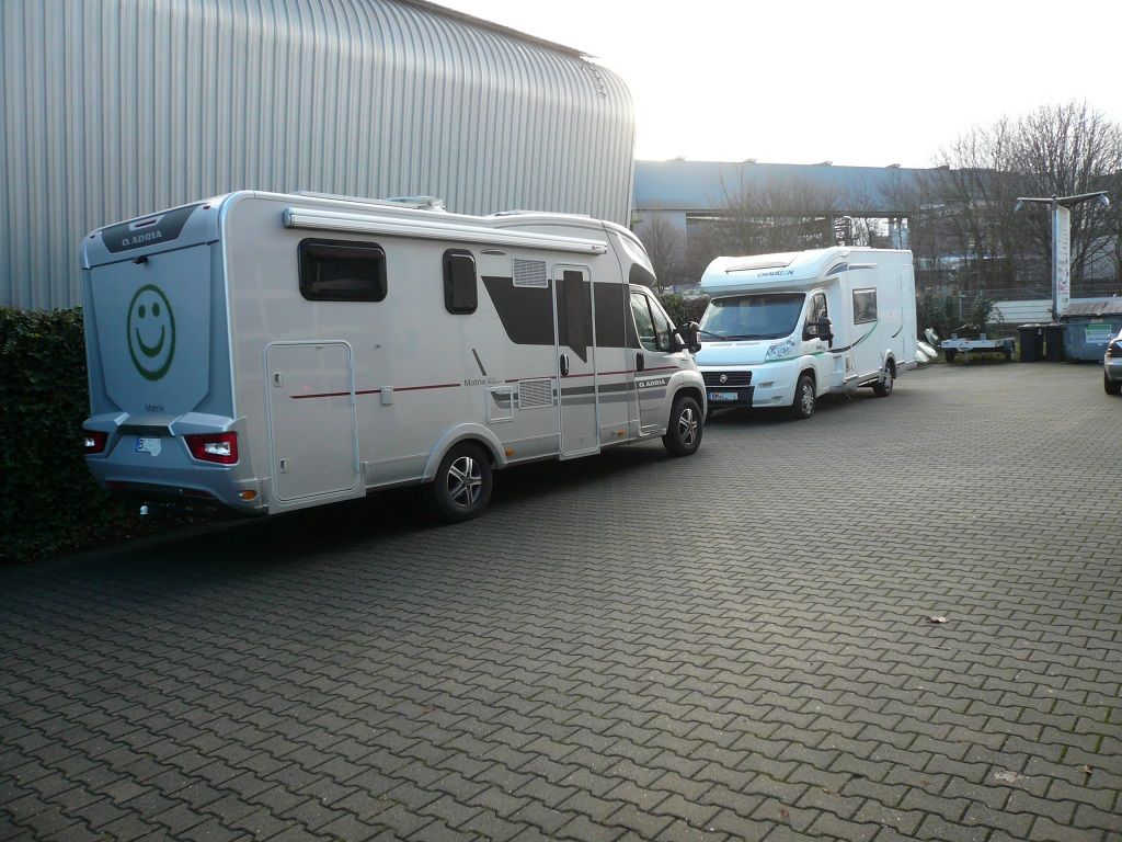 Wir montieren Alarmanlagen, SAT-TV, Multimedia- & Musikanlagen, Navigationen, Rückfahr- & Frontkameras in Ihr Wohnmobil ein.
Bei uns ist Ihr Wohnmobil in den besten Händen.
Wir bieten auf drei Einbauplätzen höchsten Montagekomfort für Ihr Wohnmobil.