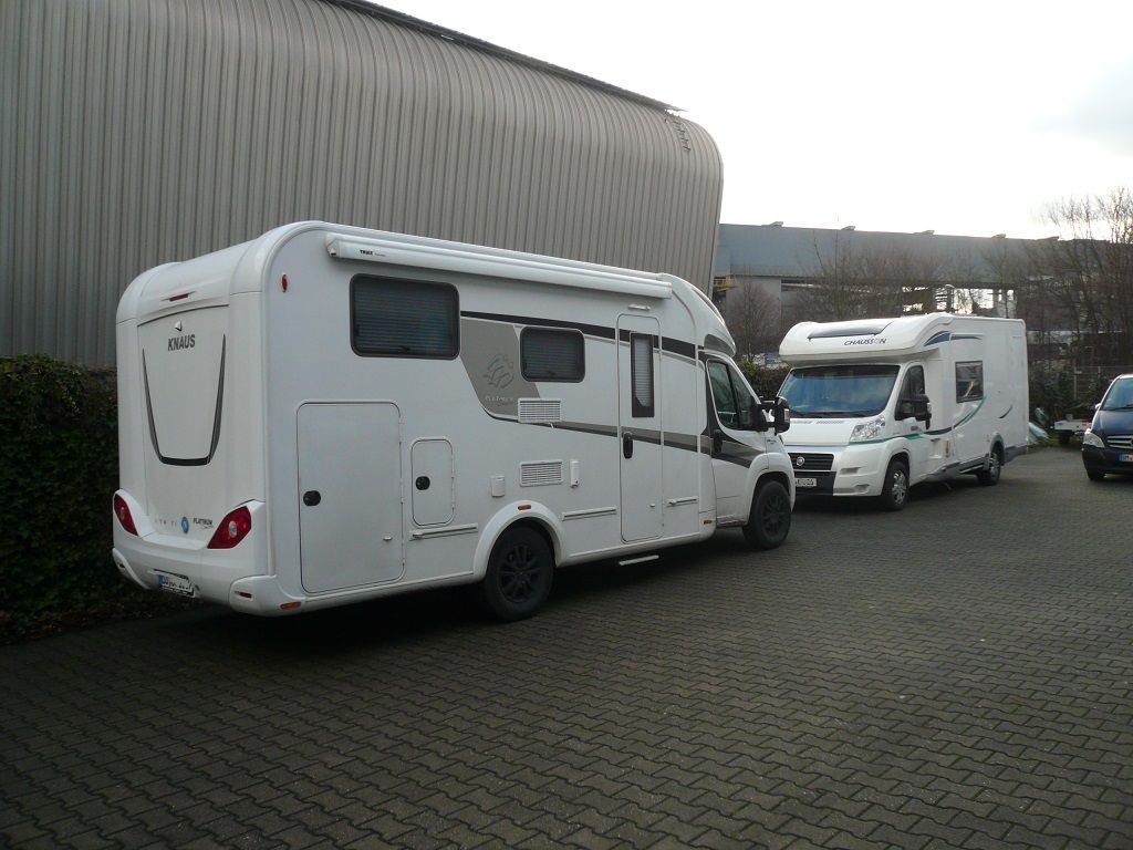 Wir montieren Alarmanlagen, SAT-TV, Multimedia- & Musikanlagen, Navigationen, Rückfahr- & Frontkameras in Ihr Wohnmobil ein.
Bei uns ist Ihr Wohnmobil in den besten Händen.
Wir bieten auf drei Einbauplätzen höchsten Montagekomfort für Ihr Wohnmobil.