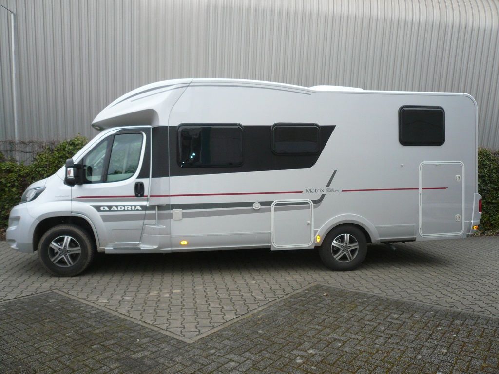 Wir montieren Alarmanlagen, SAT-TV, Multimedia- & Musikanlagen, Navigationen, Rückfahr- & Frontkameras in Ihr Wohnmobil ein.
Bei uns ist Ihr Wohnmobil in den besten Händen.
Wir bieten auf drei Einbauplätzen höchsten Montagekomfort für Ihr Wohnmobil.